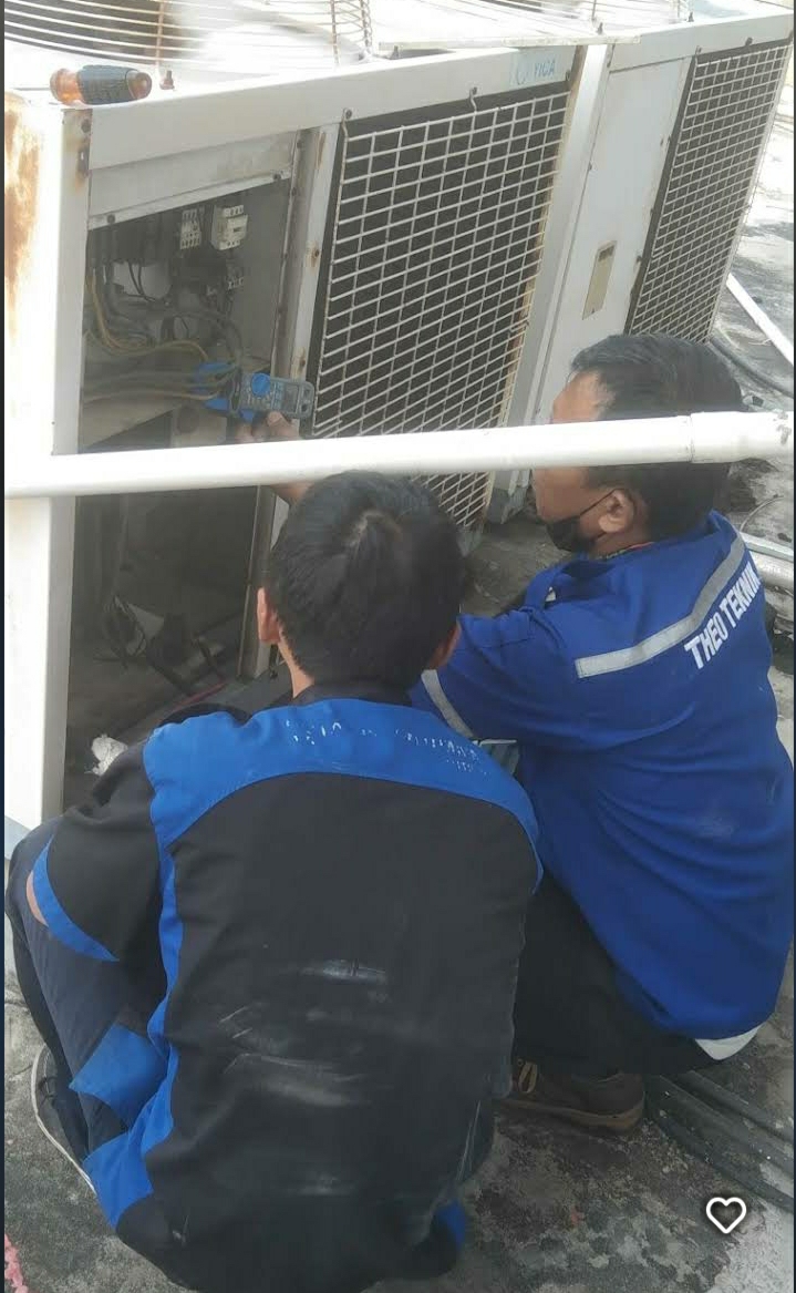 Teknisi utama service AC